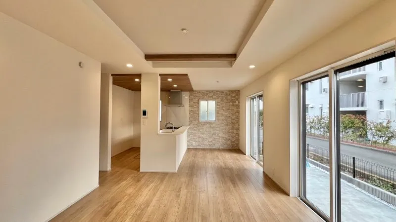 <2号棟>
折上げ天井があり開放感のあるリビングは家族団らんに最適な場所になります。