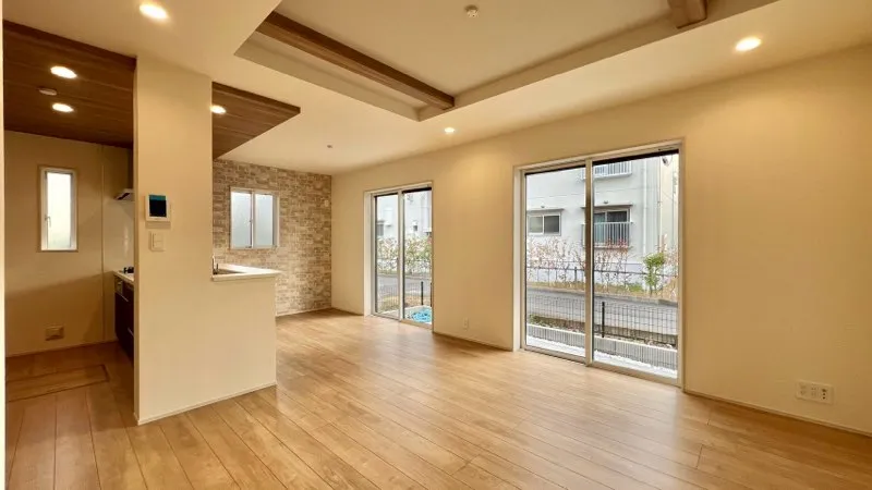 <1号棟>
掃き出し窓が2つあり明るさと開放感がございます。