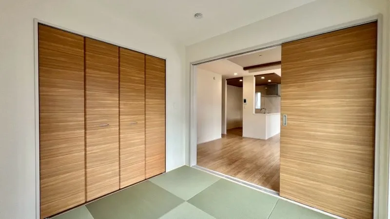 <2号棟>
落ち着きのある和室は、ちょっとした休憩の場にも客間としても使用できます。