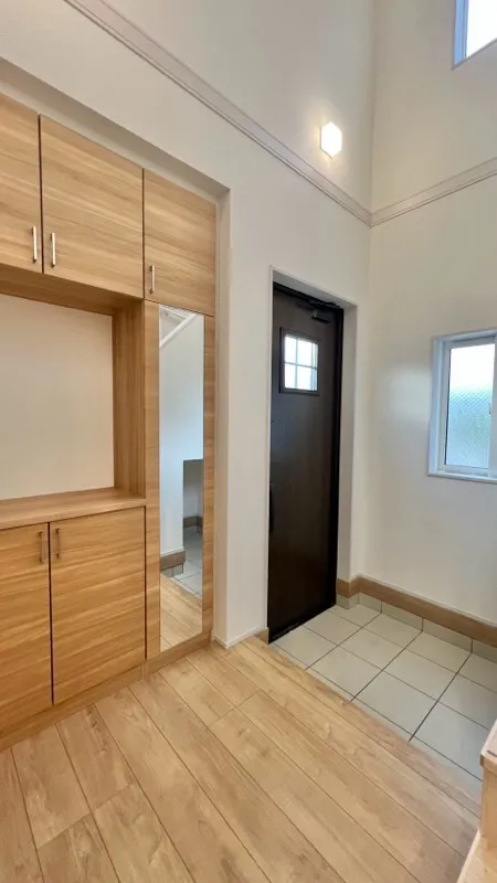 <2号棟>
玄関は広々空間になっており上部が吹き抜けておりますので開放感がございます。