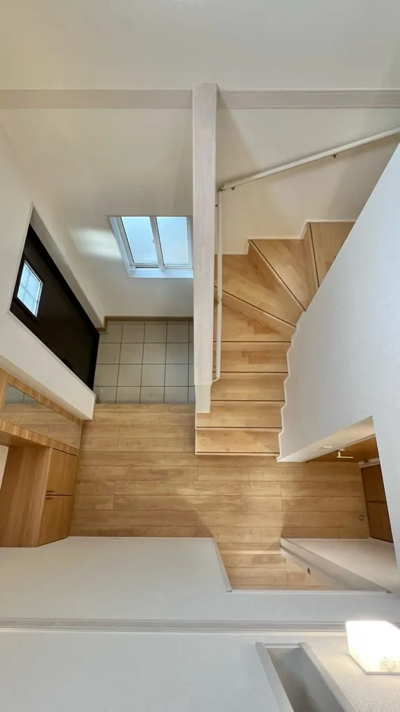 <2号棟>
2階から見た玄関。収納力と開放感がございます。