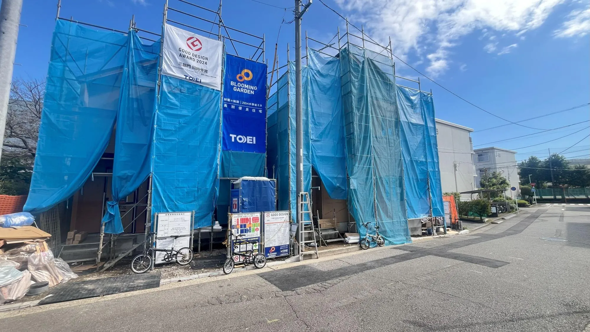 落ち着いた住環境に立地する2棟