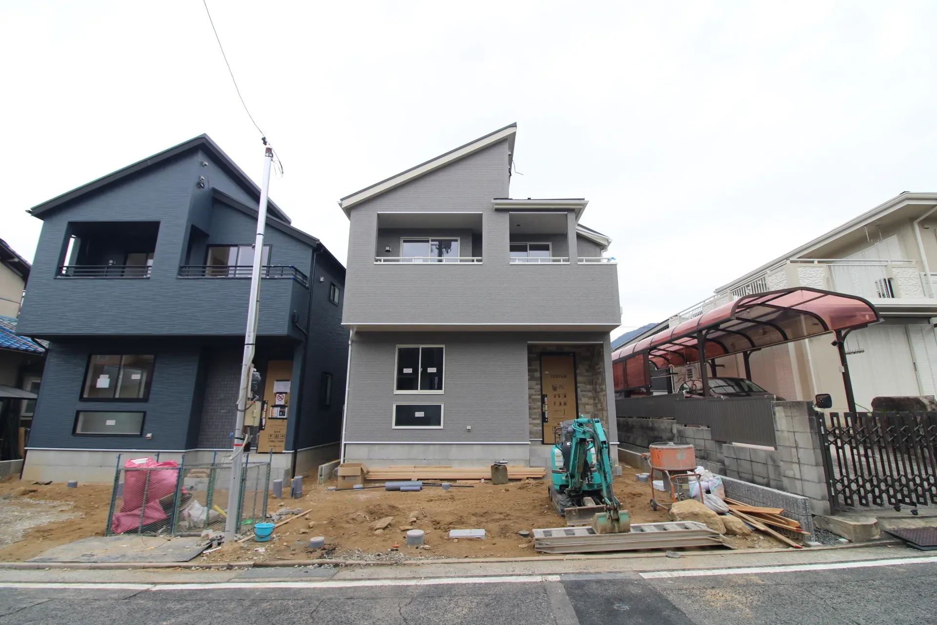 前面道路から見た外観