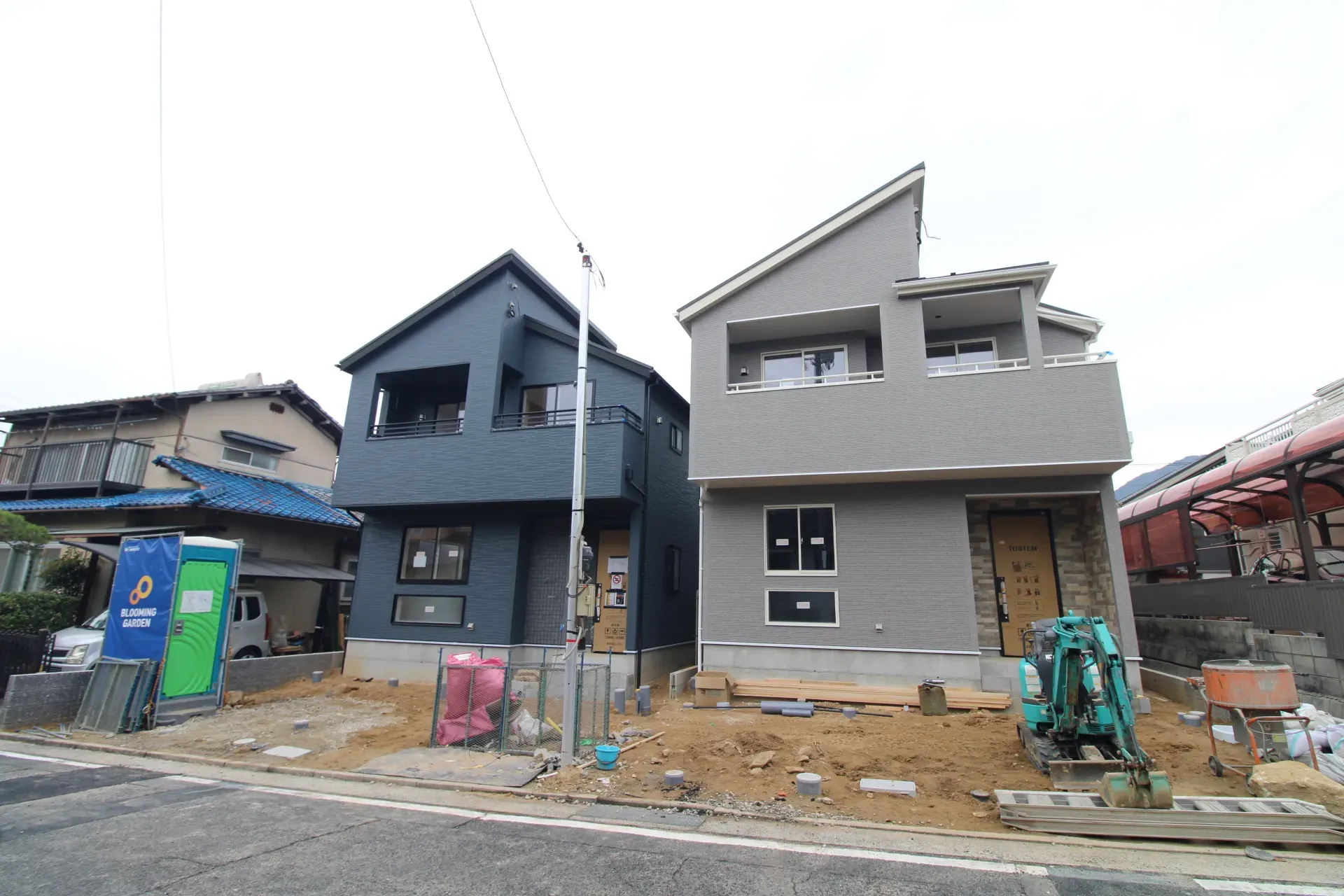 前面道路から見た外観