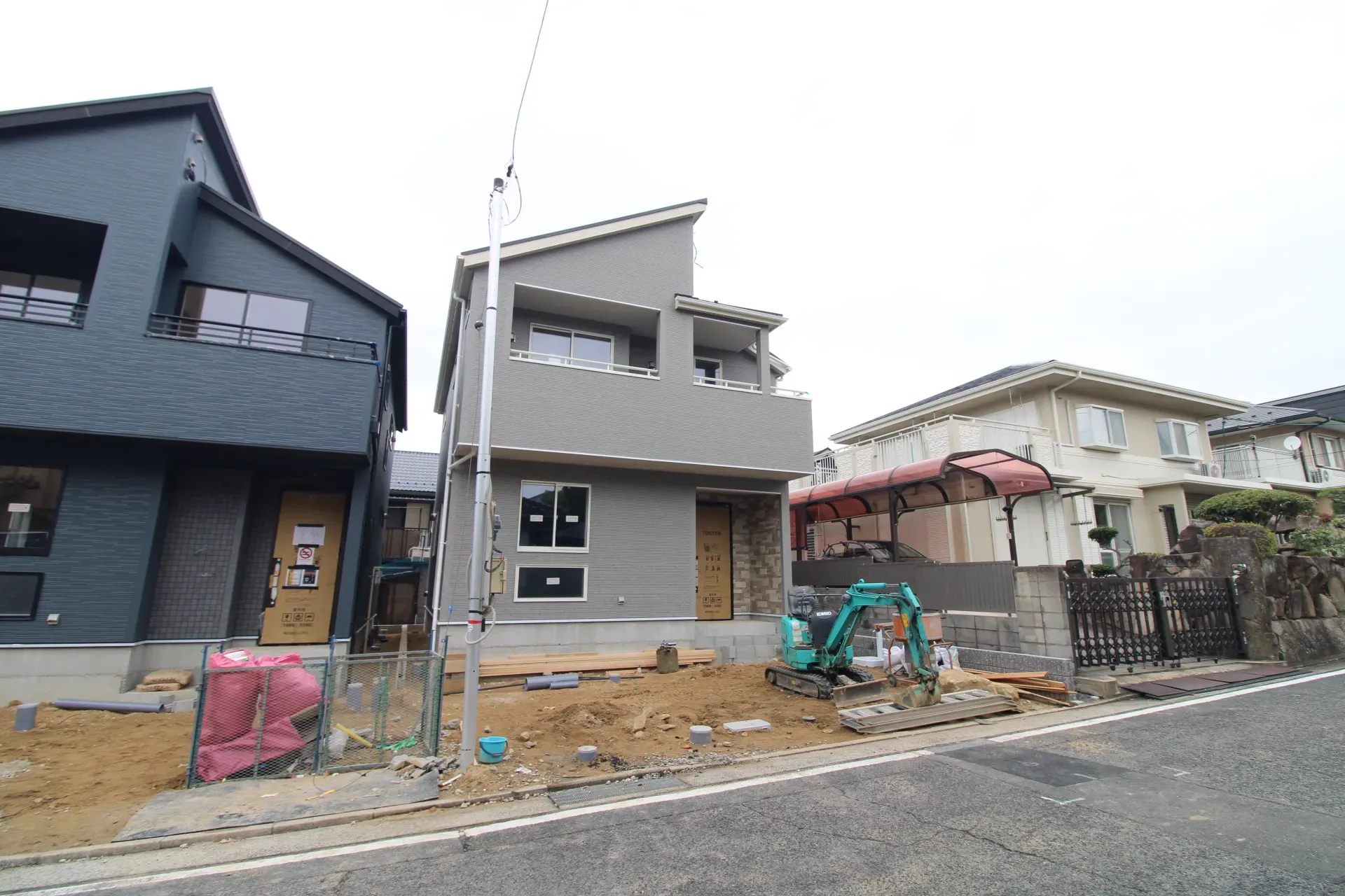 前面道路から見た外観