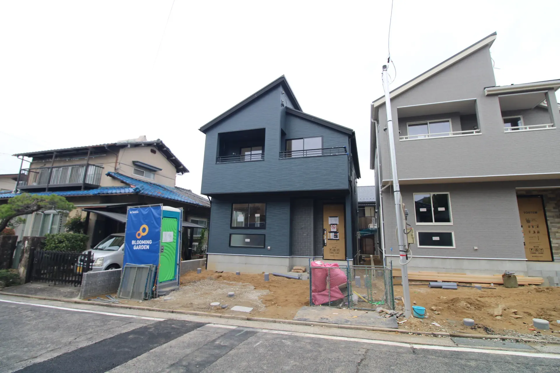 前面道路から見た外観