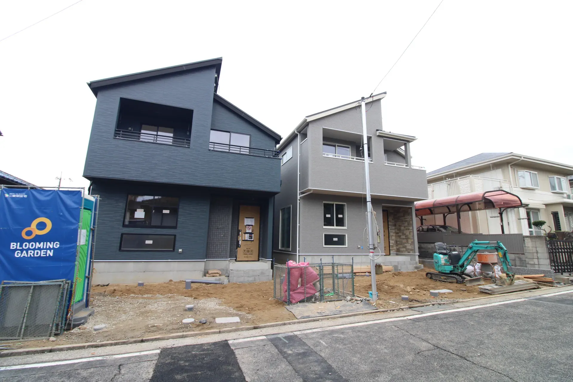 前面道路から見た外観