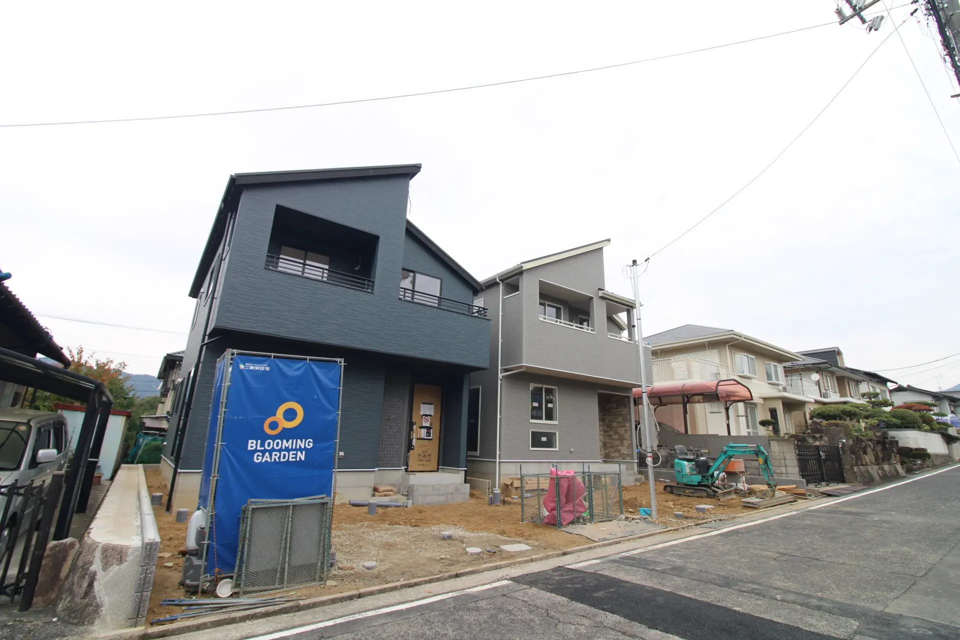 前面道路から見た外観