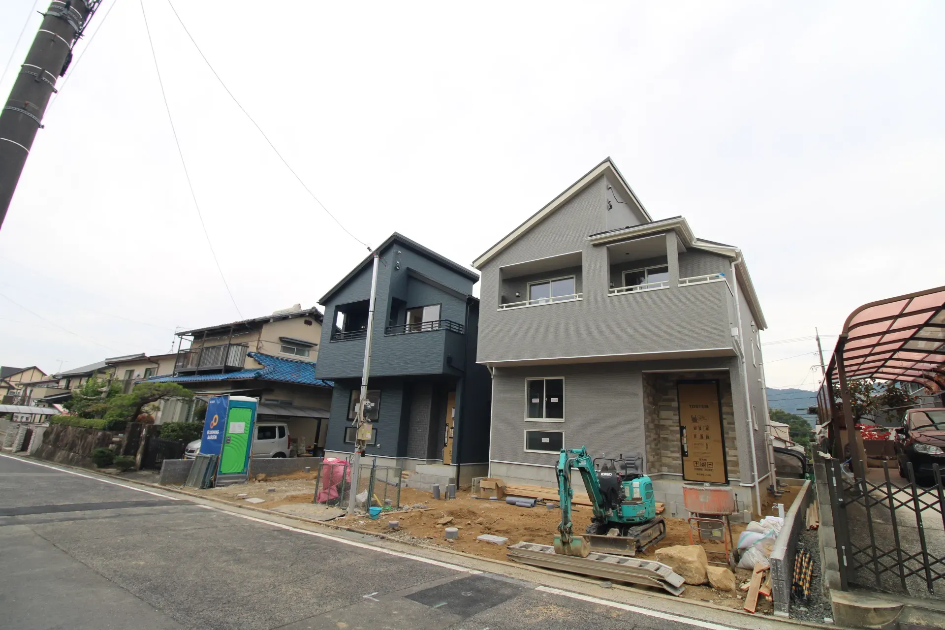 前面道路から見た外観