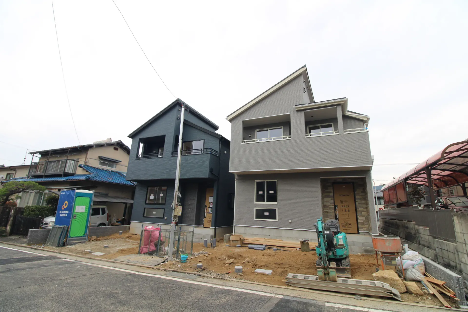 前面道路から見た外観