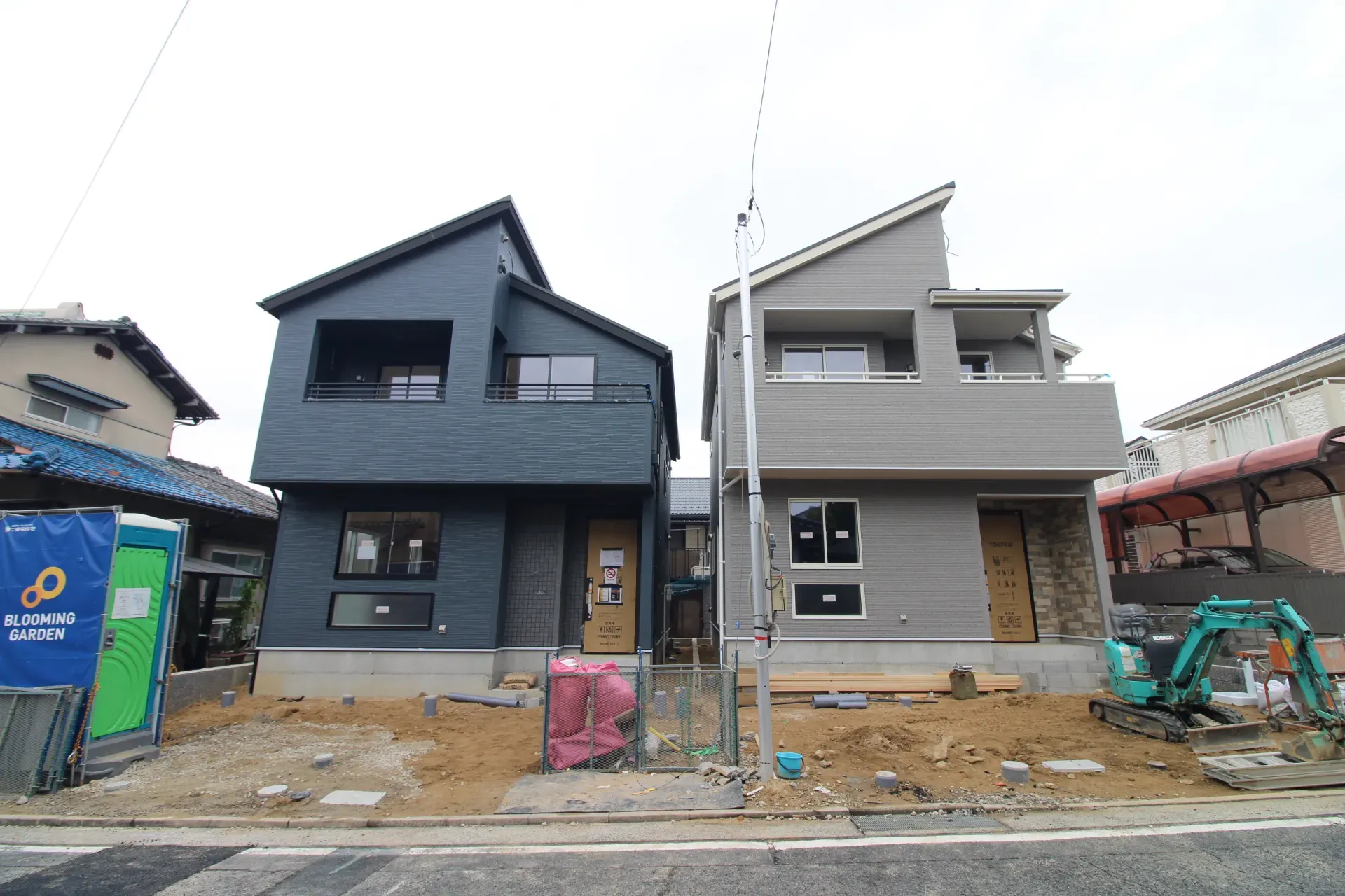 前面道路から見た外観