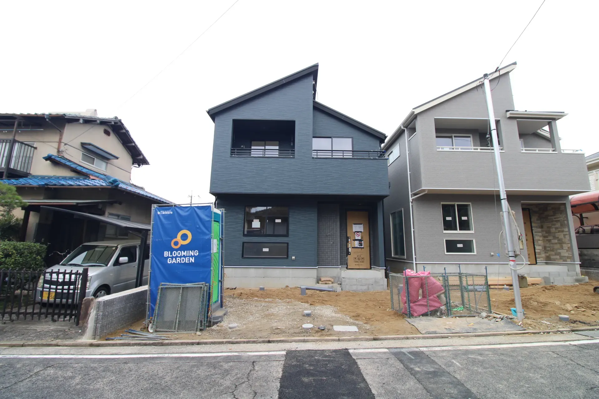 前面道路から見た外観