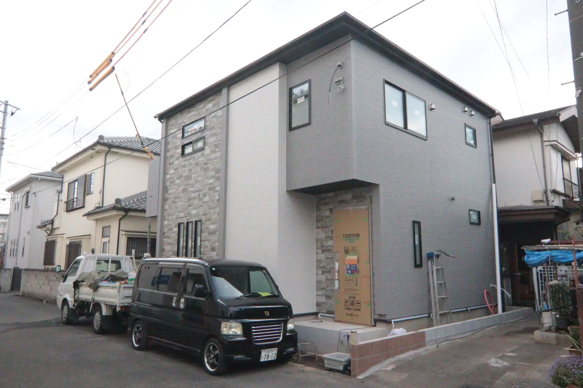 【前面道路含む外観写真】