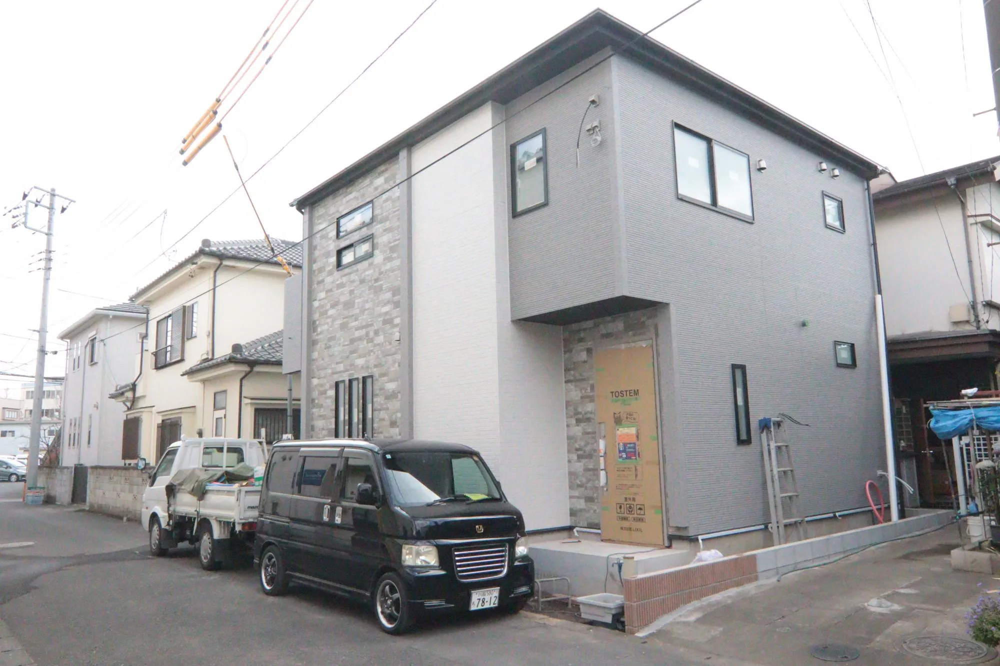 【前面道路含む外観写真】