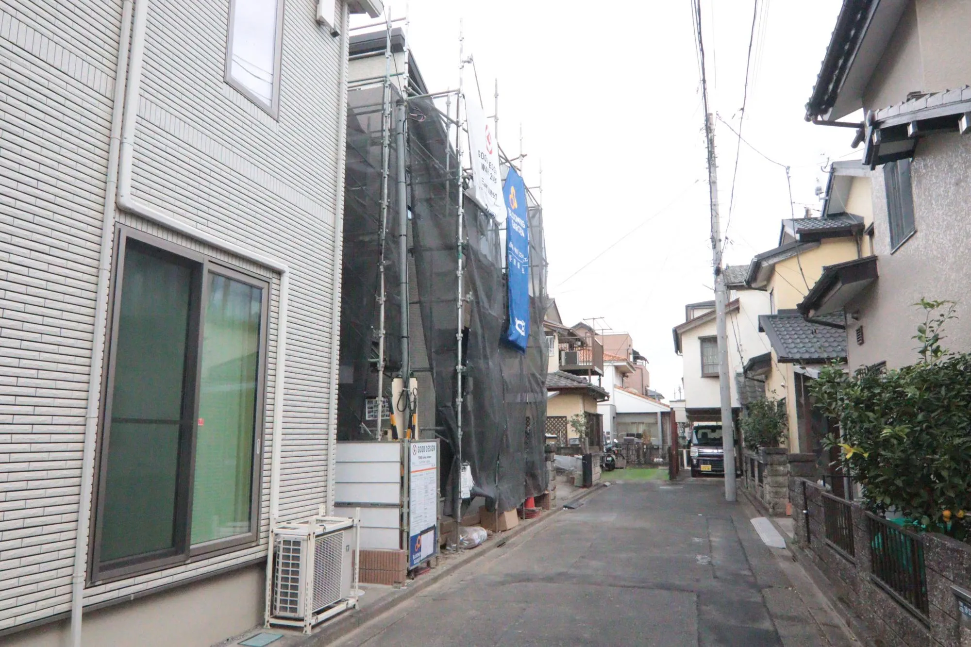 【前面道路含む外観写真】