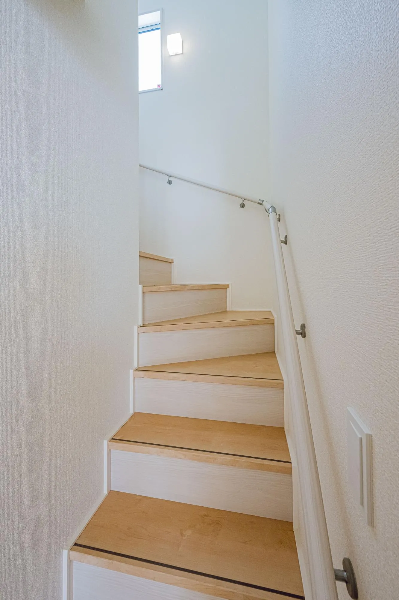 陽が差し込む明るい階段