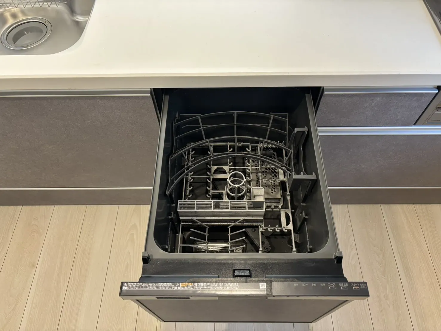 【1号棟】食洗機は手洗いに比べ節水でき、高温洗浄で油汚れもスッキリ。忙しいママの強い味方ですね♪