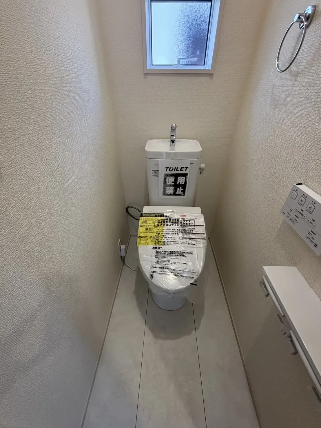 【1号棟】節水型でエコなトイレには、今では当たり前のウォシュレット付き。便座を温める機能もついていて、居心地良くてトイレから出られなくなるかも!換気用に換気扇はもちろん、窓も着いているので常に快適ですね♪