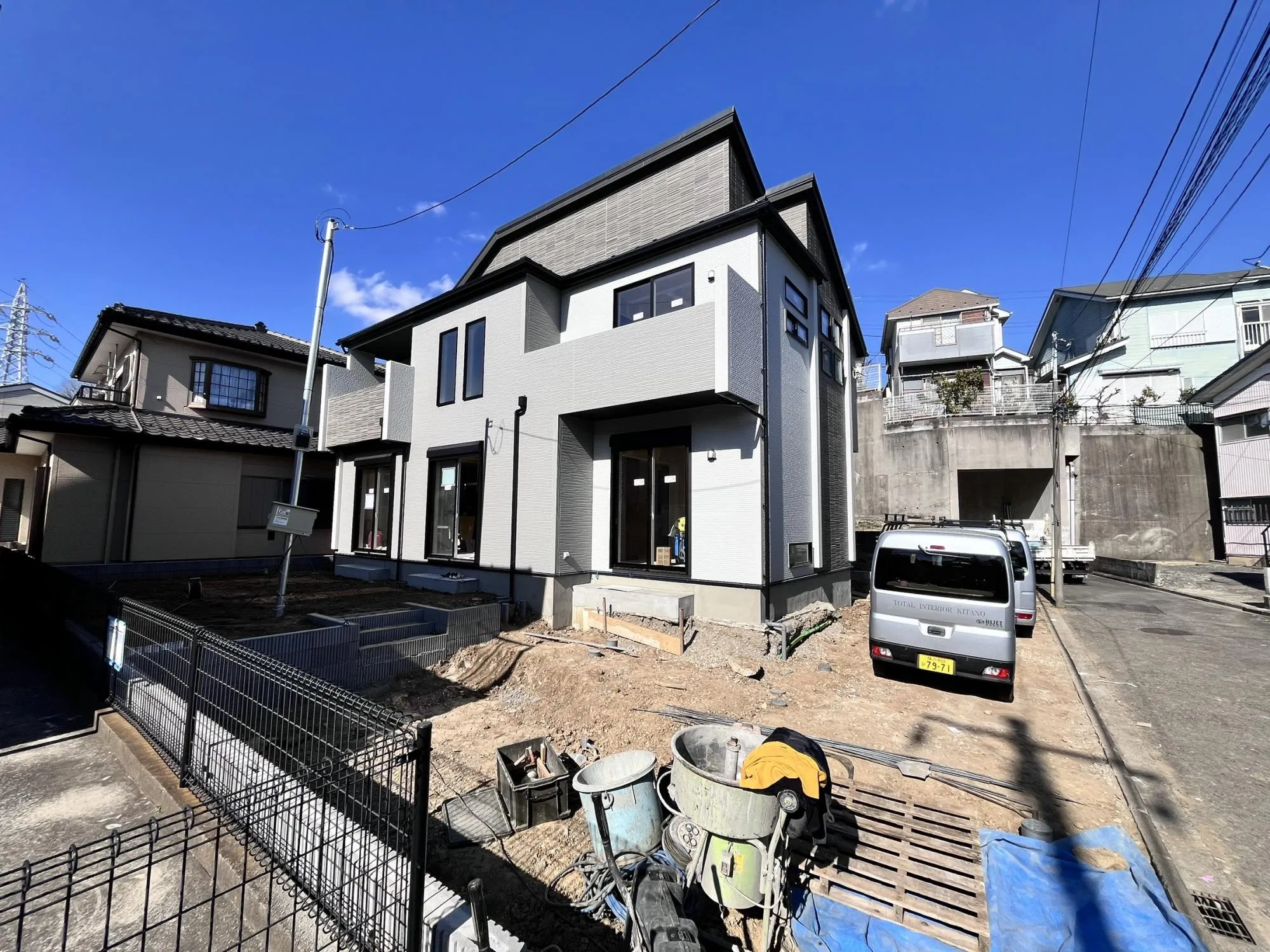 東道路で南側にゆとりがある為、日当たり良好!居住者しか往来がないので人目を気にすることなく生活することができます。