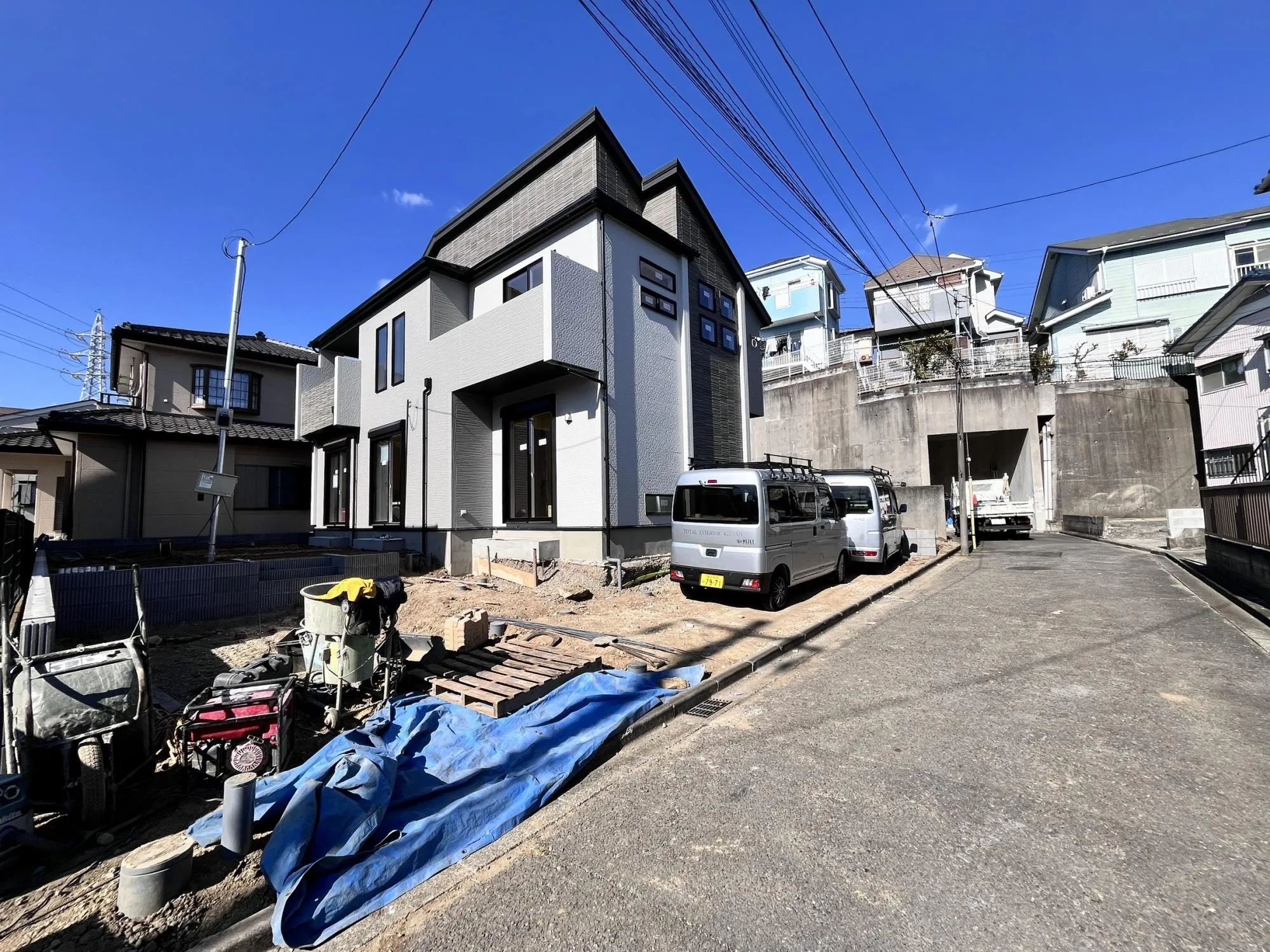 落ち着いた生活道路に面した物件。車通りが少ないため、小さなお子様がいるご家庭にも安心。駐車もスムーズに行えます。
