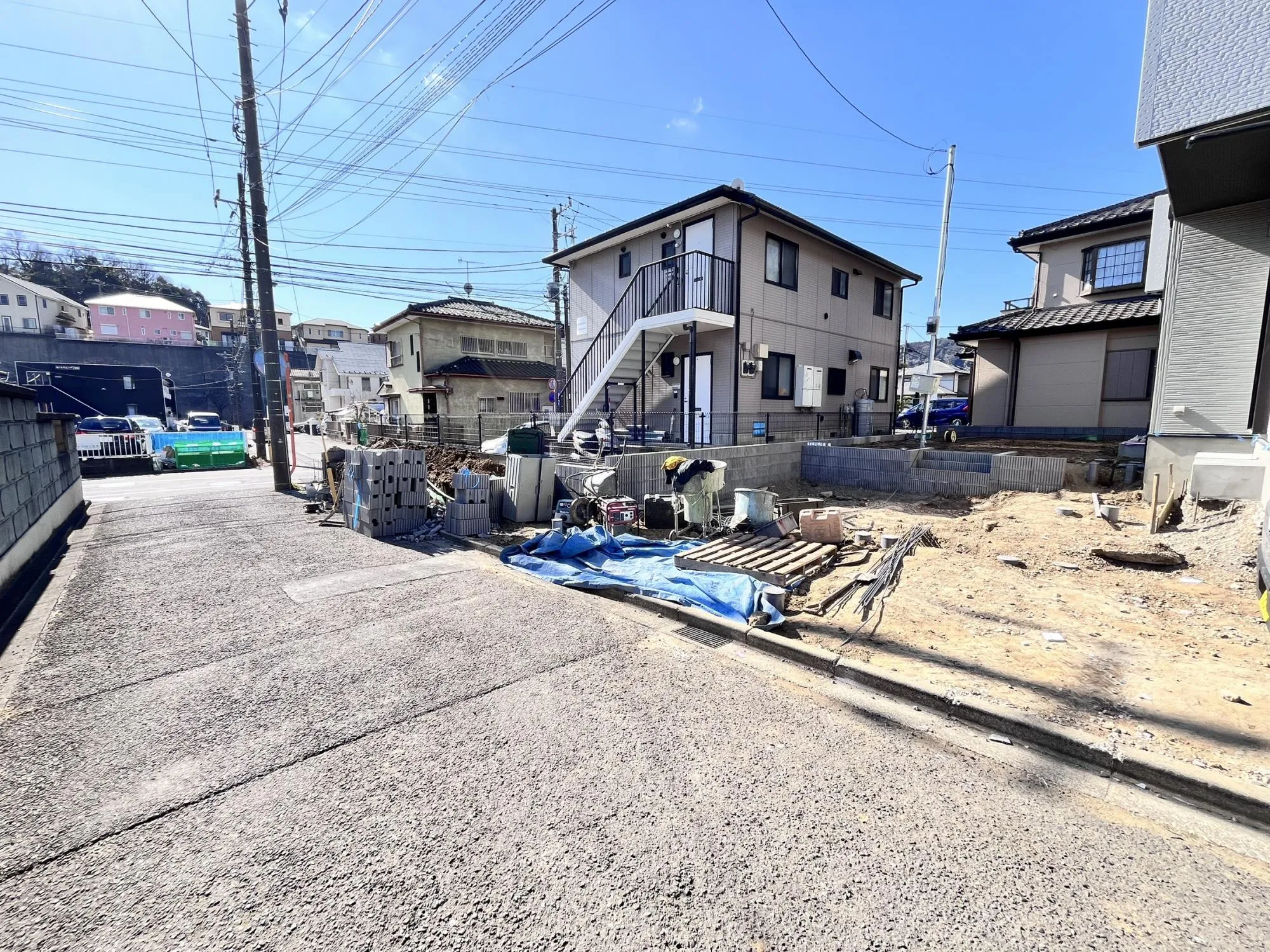 駐車スペース3台、庭スペース、マルチエントランスといった、敷地にゆとりがあるからこそできたプランです。ご覧いただければ建売っぽくないの意味が分かります。