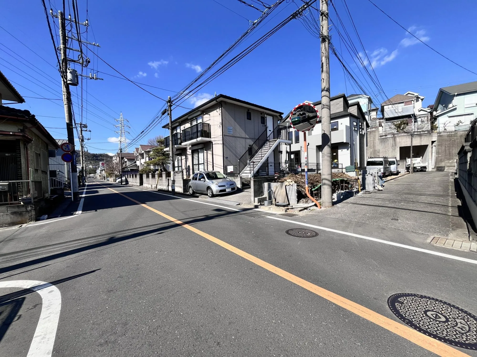落ち着いた生活道路に面した物件。道幅も広く見通しが良いため、小さなお子様がいるご家庭にも安心。