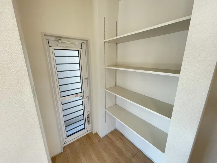 2号棟　キッチン脇の可動棚～勝手口