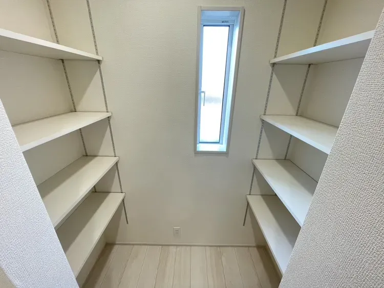 3号棟　パントリー可動棚