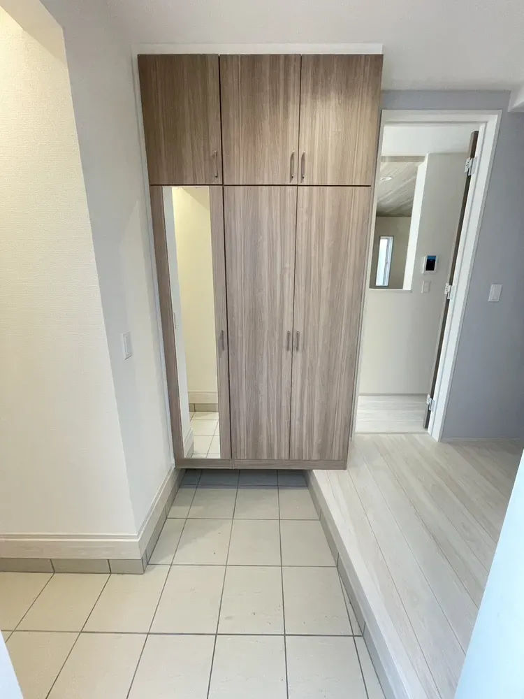 3号棟　玄関収納ミラー付き