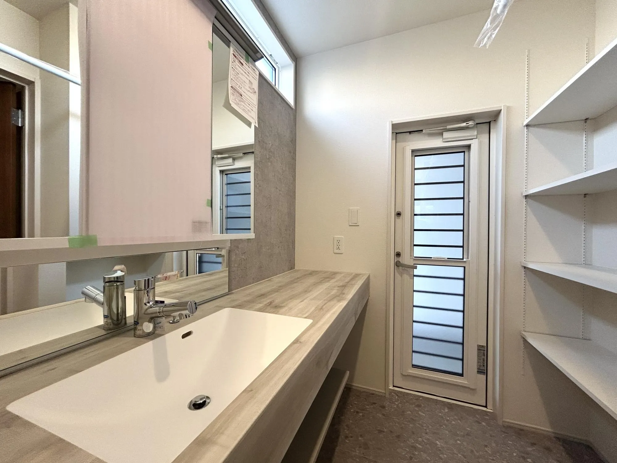 2号棟　おしゃれなデザインで広々使える洗面スペース◎三面鏡で収納も充実♪