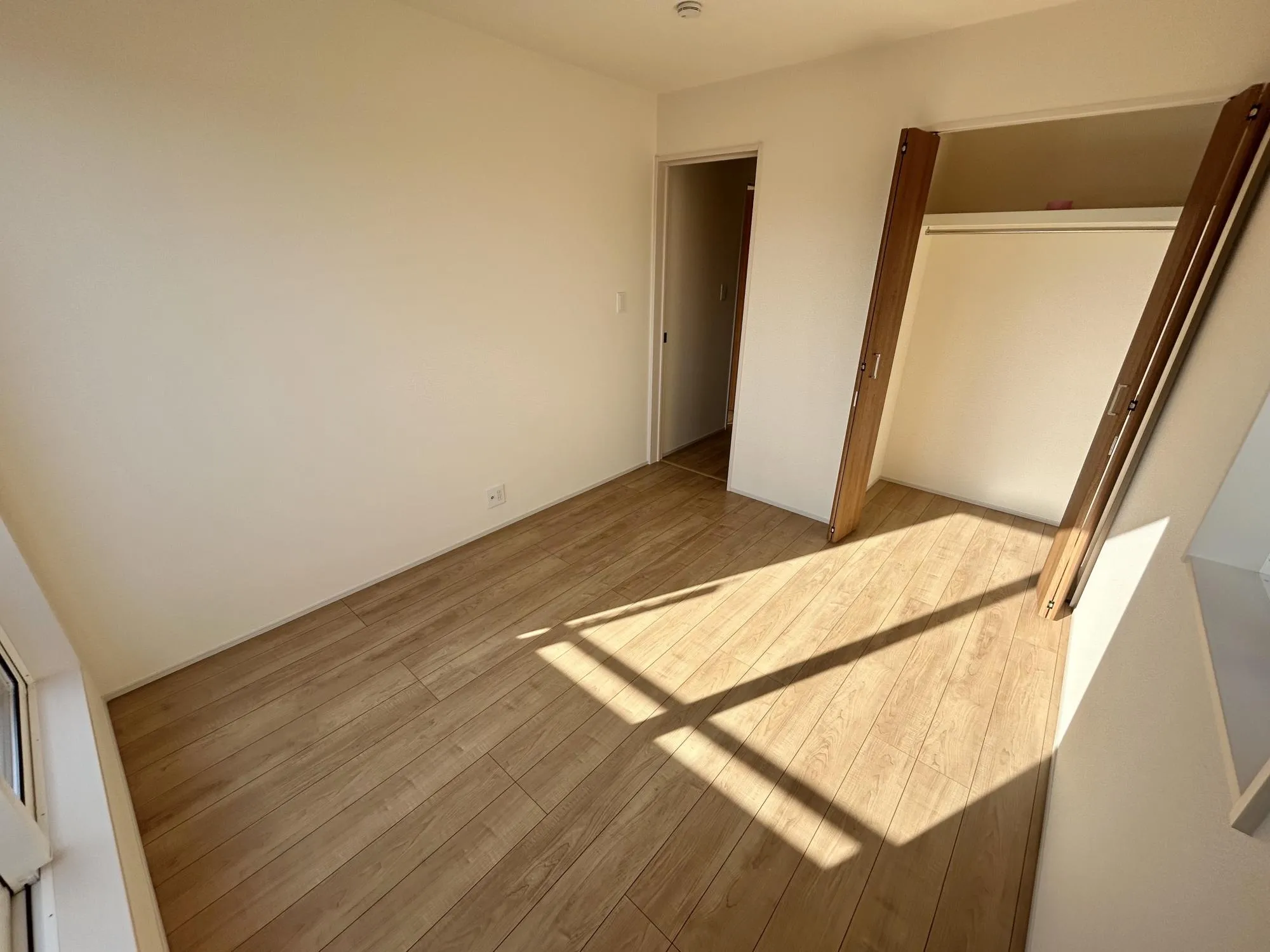 2号棟5.25帖　全居室収納付きで荷物が多いご家族やお子様のお洋服等の収納も安心◎