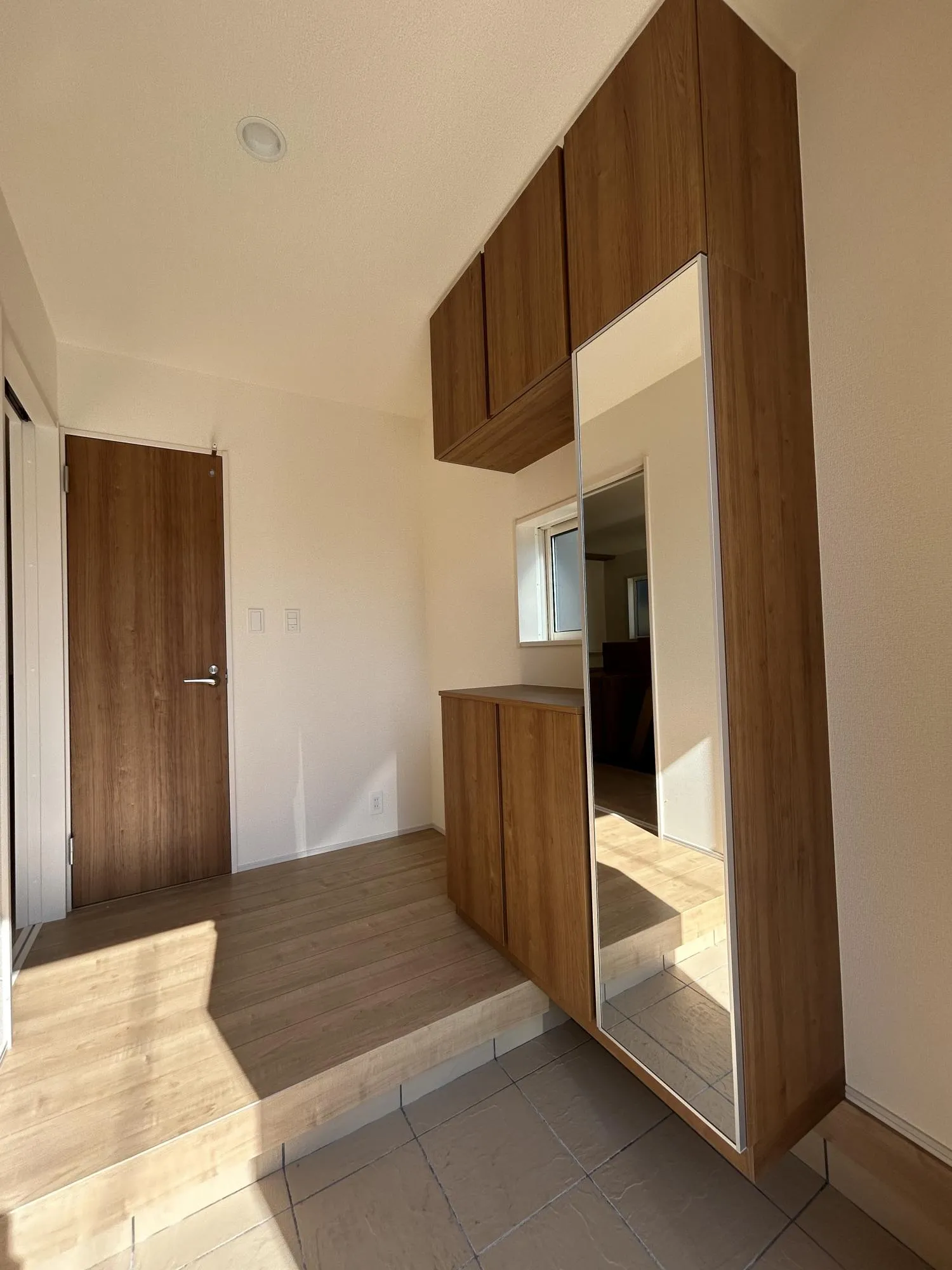 2号棟　広々とした玄関スペース◎シューズボックスも収納量が多く、ご家族の多いご家庭も安心!