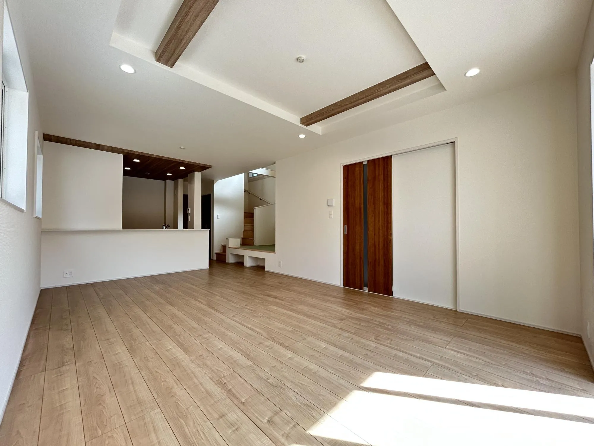 2号棟LDK
広々としたリビングが魅力的♪日当たりもよく居心地の良い空間です。自然と家族が集まりコミュニケーションが弾みそうですね◎