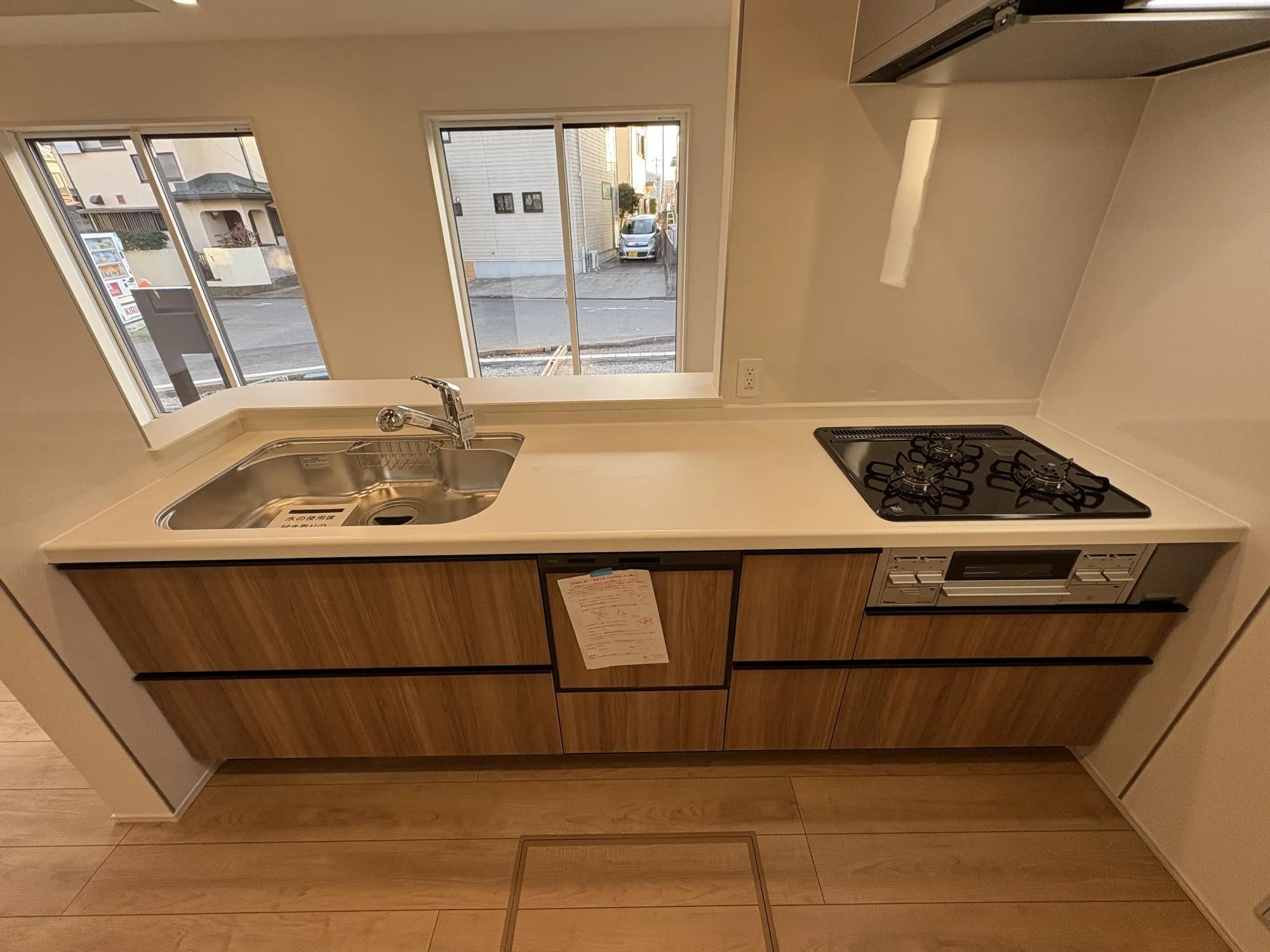 キッチンからリビング全体を見渡せ、そして、家族全員と会話ができる人気の高いオープンキッチン。大型の食器棚も設置できる広々としたキッチンスペースも魅力です♪