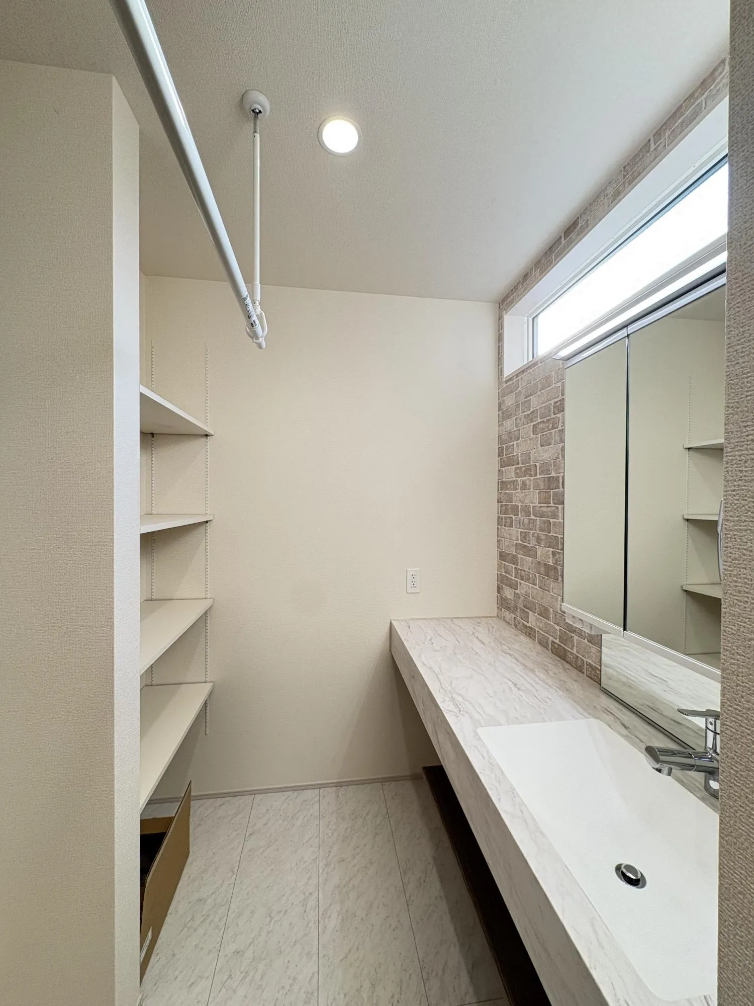 可動式棚完備。場所をとる衣類やタオル類も収納可能◎