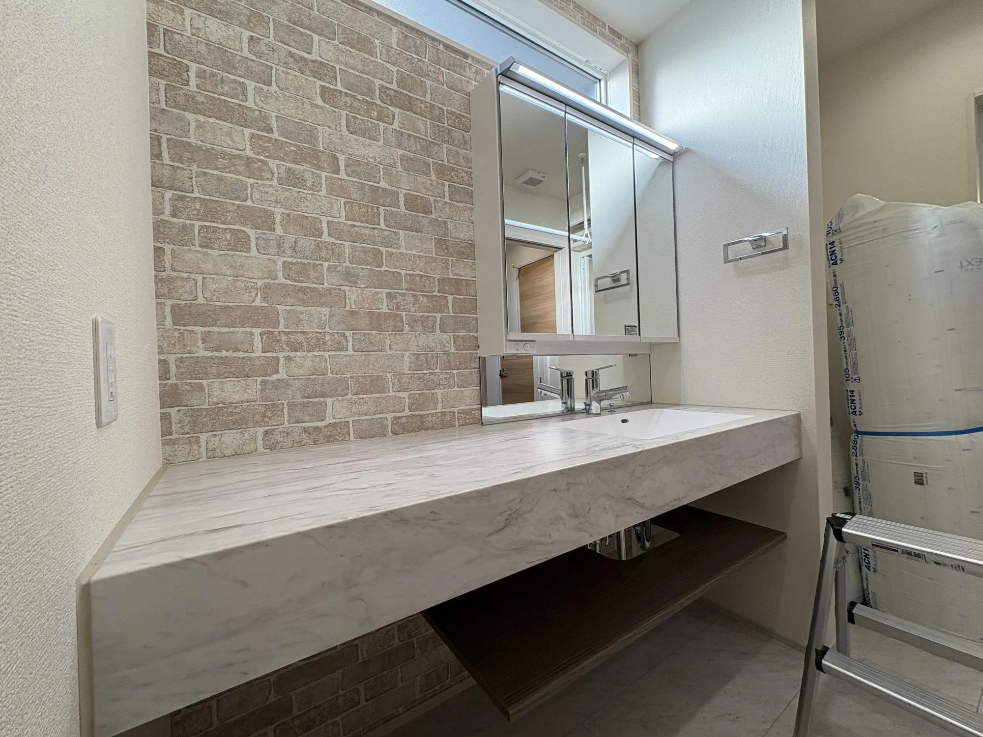 広々とした作業スペース〇収納完備でかさばる道具もきれいに収納できます♪