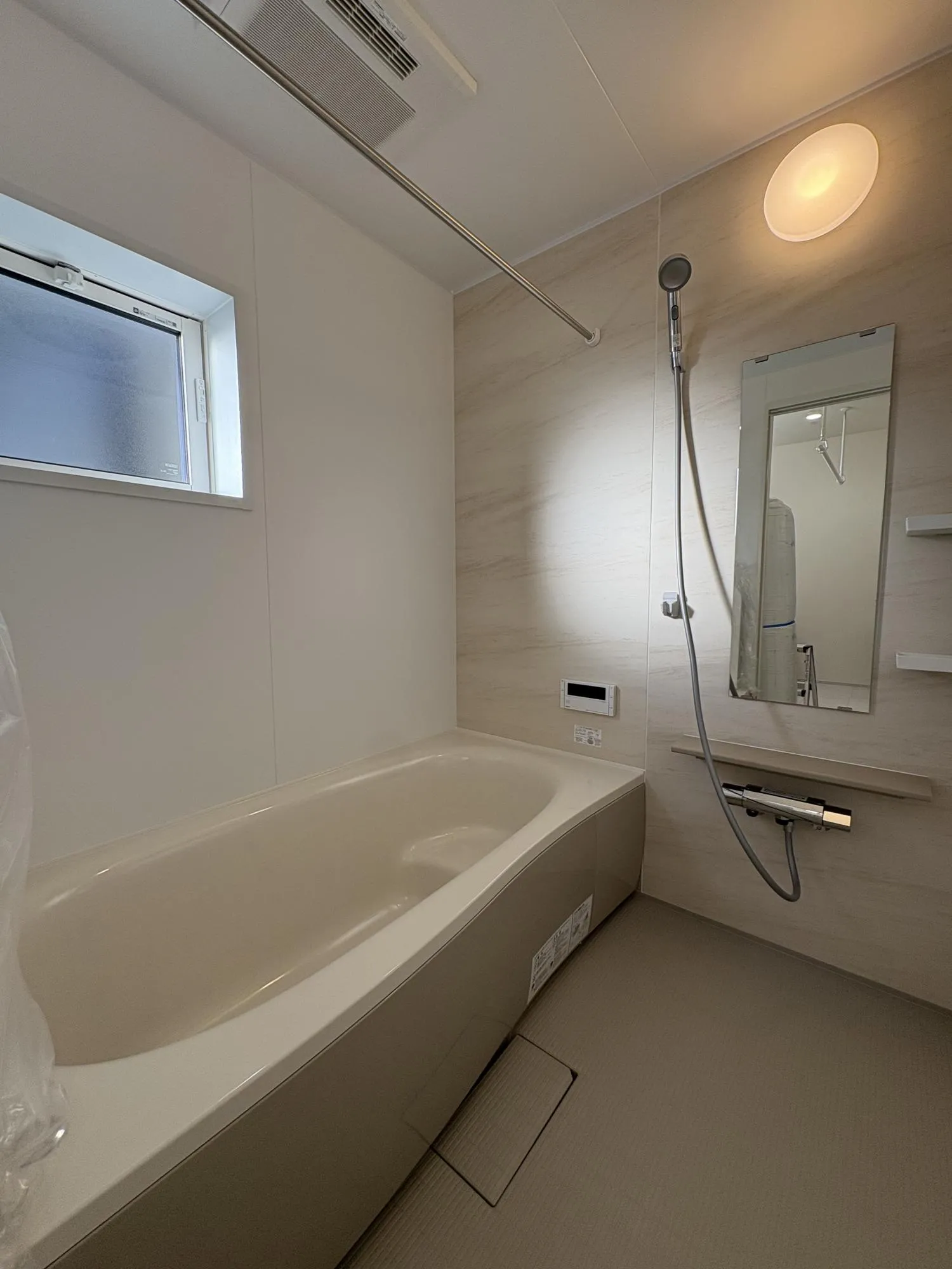 広々バスルーム。お子様とのふれあいの場所としても大切な空間。一日に疲れを癒す広々バスルームです。浴室乾燥機付きなので雨の日の洗濯はもちろん、換気が常にできてカビ防止に大活躍♪