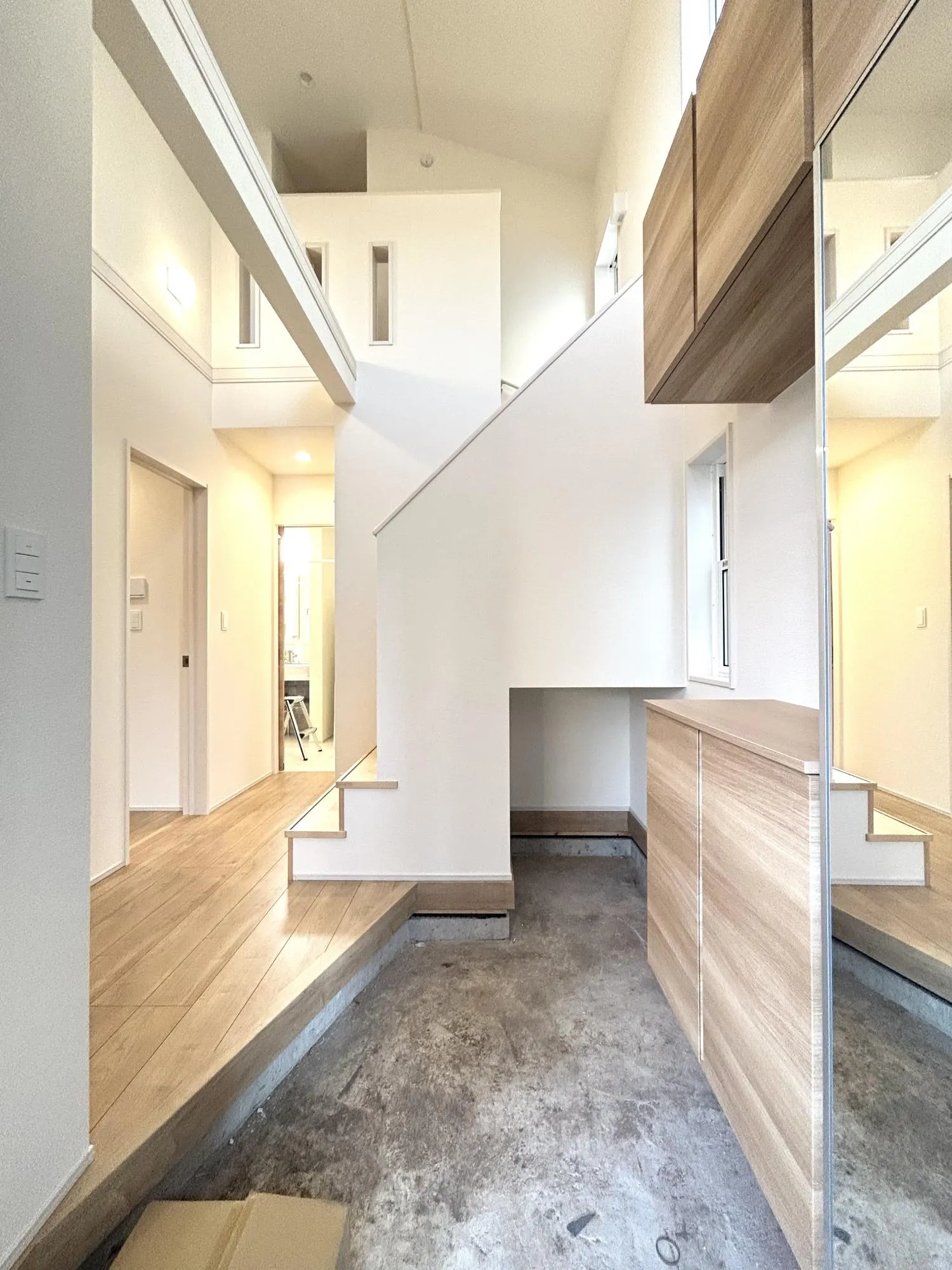 吹き抜けのある広々とした玄関スペース◎小物が収納可能な土間収納もあり、かさばる玄関も開放的に見えます