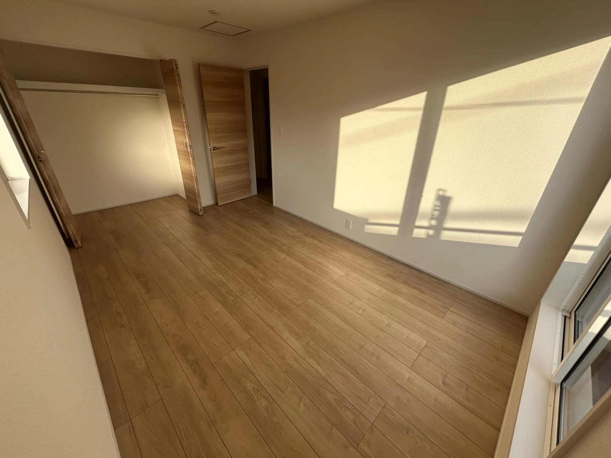 朝日をあびて、体内時計をリセット。清々しい朝の光をあびて、すっきりと目覚める。一日のスタートに大切な日当たりを家族のために