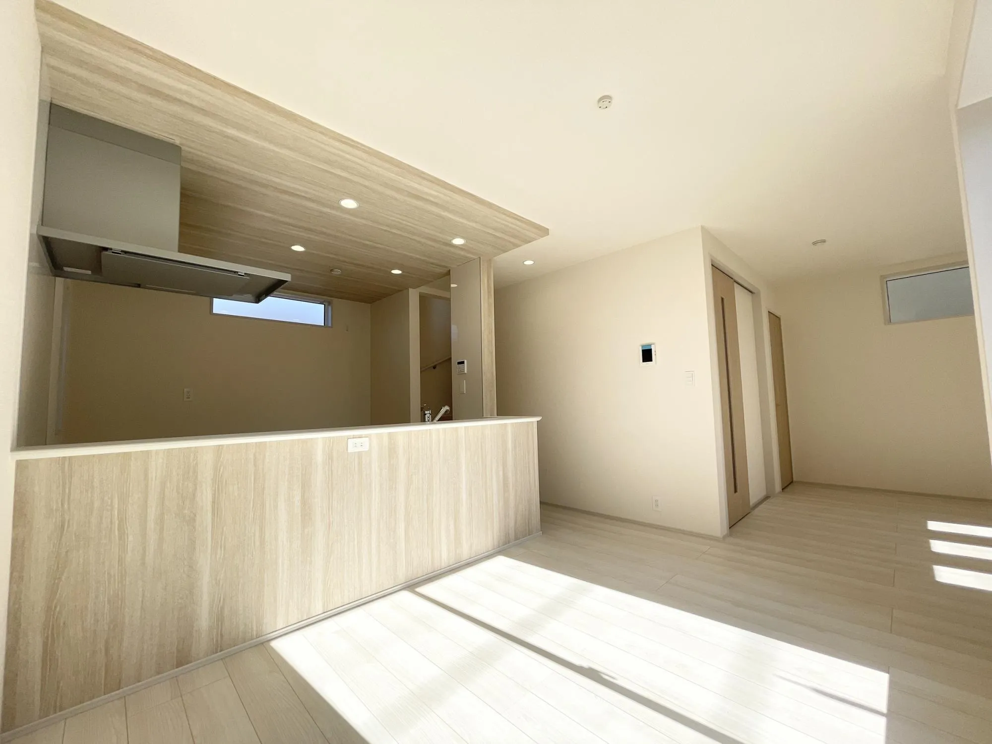 【1号棟/LDK(16.75帖)】ご家族が自然と顔を合わせる対面式キッチンとリビングイン階段を採用◎コミュうにーションが生まれやすい間取りです。