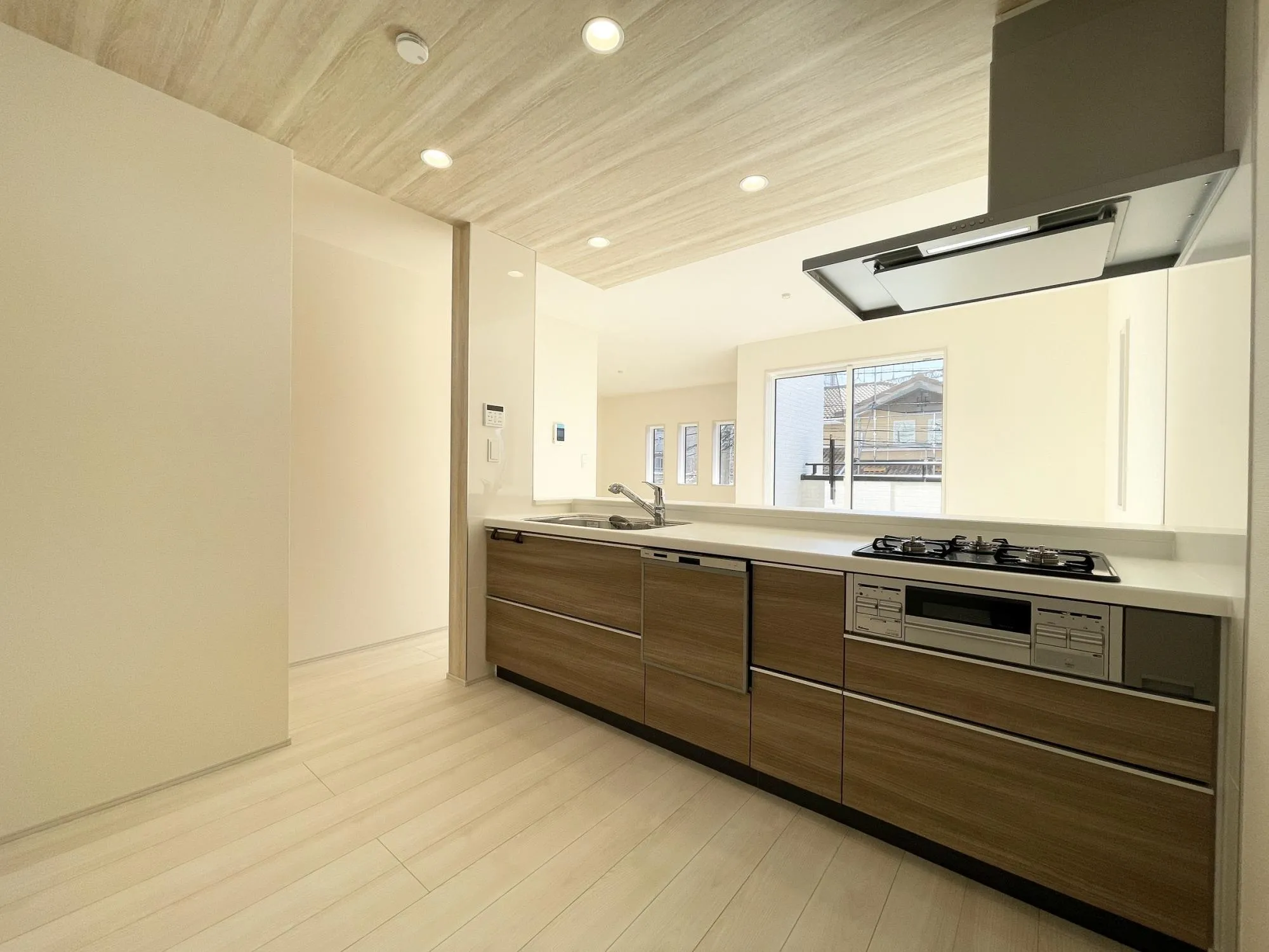 【1号棟/キッチン】システムキッチンには、家事負担を軽減する食器洗乾燥機&グリル付き3口コンロを搭載しています。機能的な設備で家事負担を軽減◎