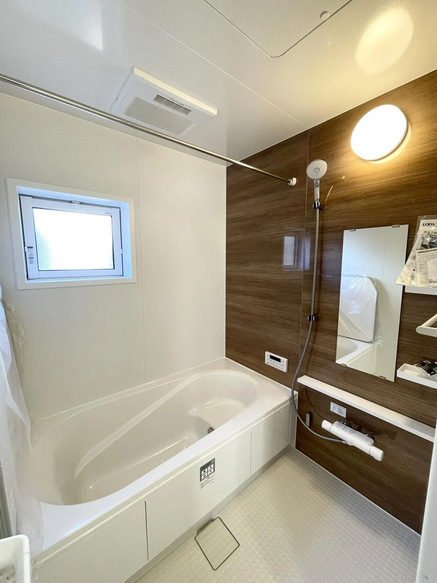 【1号棟/浴室】雨の日や夜間の洗濯乾燥に便利な浴室換気乾燥機付きの浴室。ゆったりとした浴槽で、1日に疲れを癒していただける浴室です。洗濯物干しに便利な浴室換気乾燥機付き。