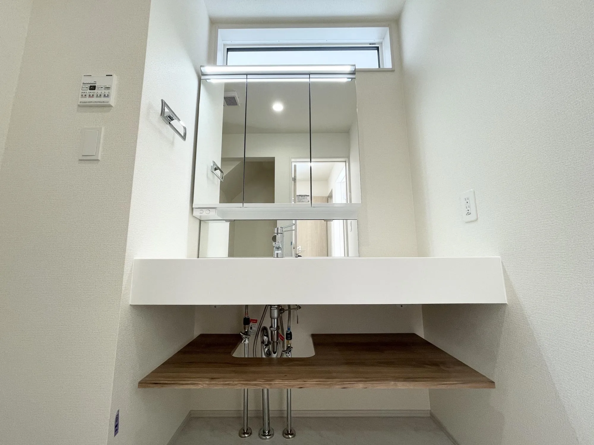 【1号棟/脱衣場】オープンサニタリーirodori採用◎洗練されたデザイン+清潔感を保ちやすいフルフラットカウンター。洗面室は玄関からLDKへの動線上に配置しており、帰宅時の手洗いもスムーズに行えます。