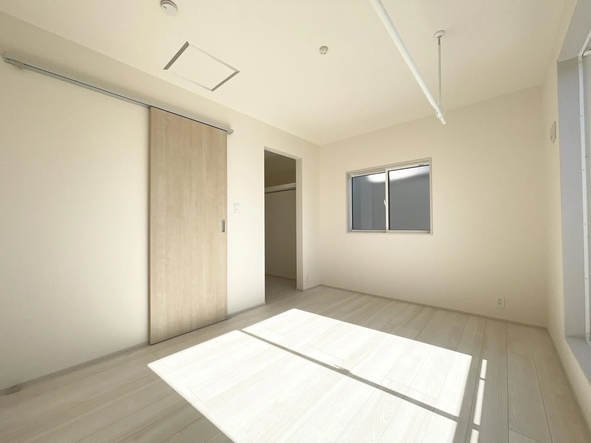 【1号棟/洋室(6.0帖)】使い勝手の良いサイズのお部屋で、様々な用途でご利用可能◎たっぷり収納のウォクローゼットが備わっており、身の回りの物をすっきり整理できます。