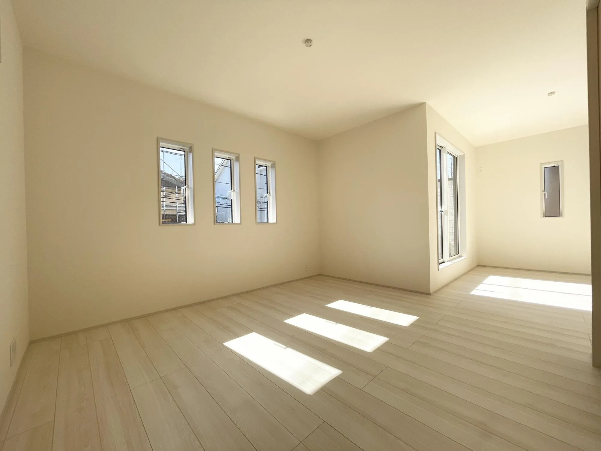 【1号棟/洋室(6.0帖)】南向き・2採光の明るい空間◎南向きバルコニーに面し、さらに2面からやわらかな自然光が差し込む明るい空間。日中は照明いらずで快適に過ごせます。