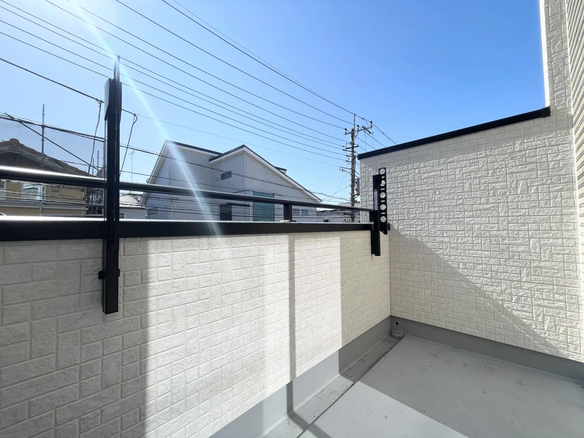 【1号棟/バルコニー】広々設計のゆとりあるバルコニー♪洗濯物やお布団もゆったり干せる広さを確保。家族の暮らしにゆとりを生む、機能性と快適性を兼ね備えた空間です。