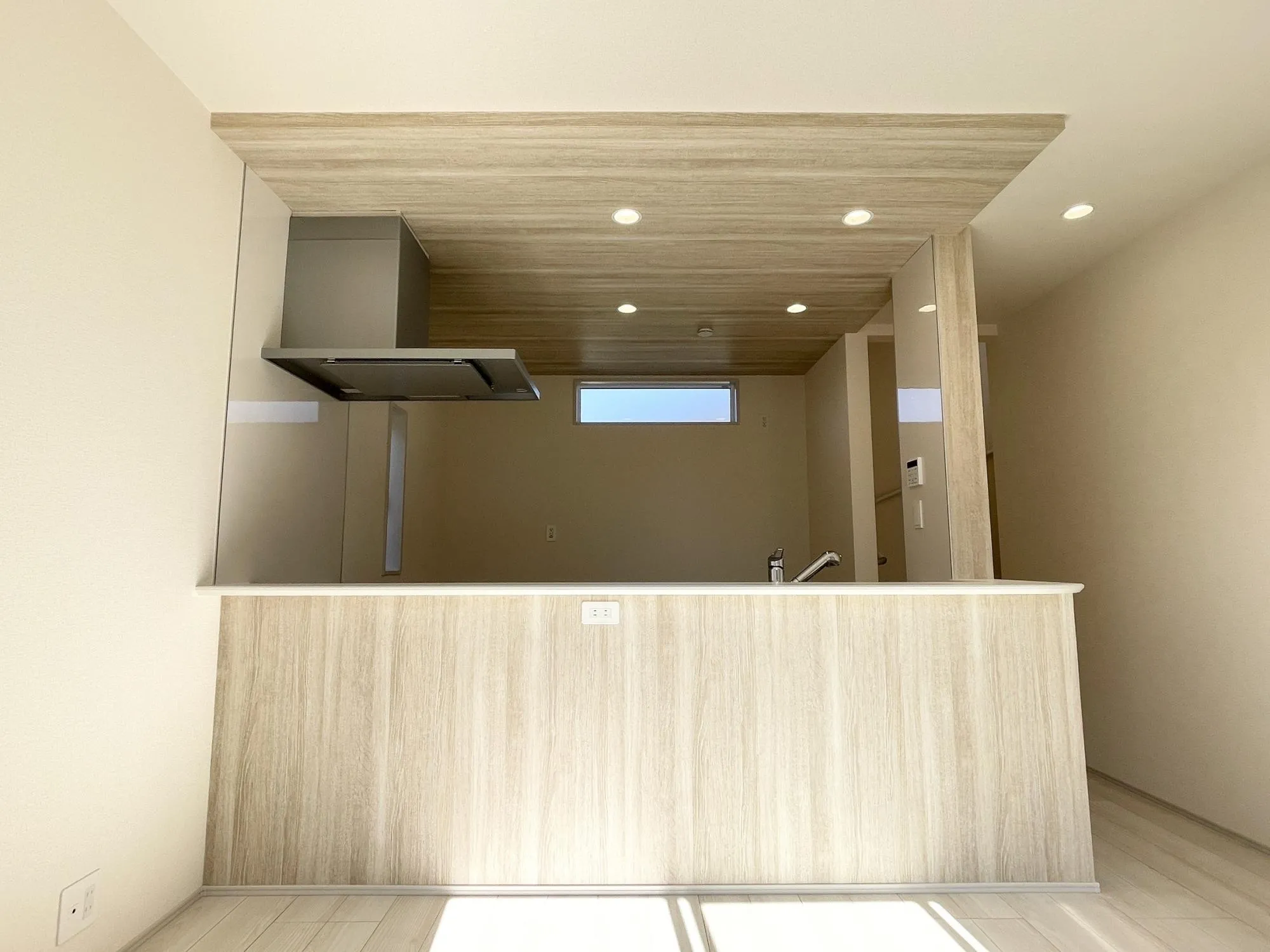 【キッチン前面】ポップアップ天井×アクセントクロスでメリハリのあるLDKに。立体感のあるデザインと、印象的なクロスが調和し、洗練された住空間を演出◎