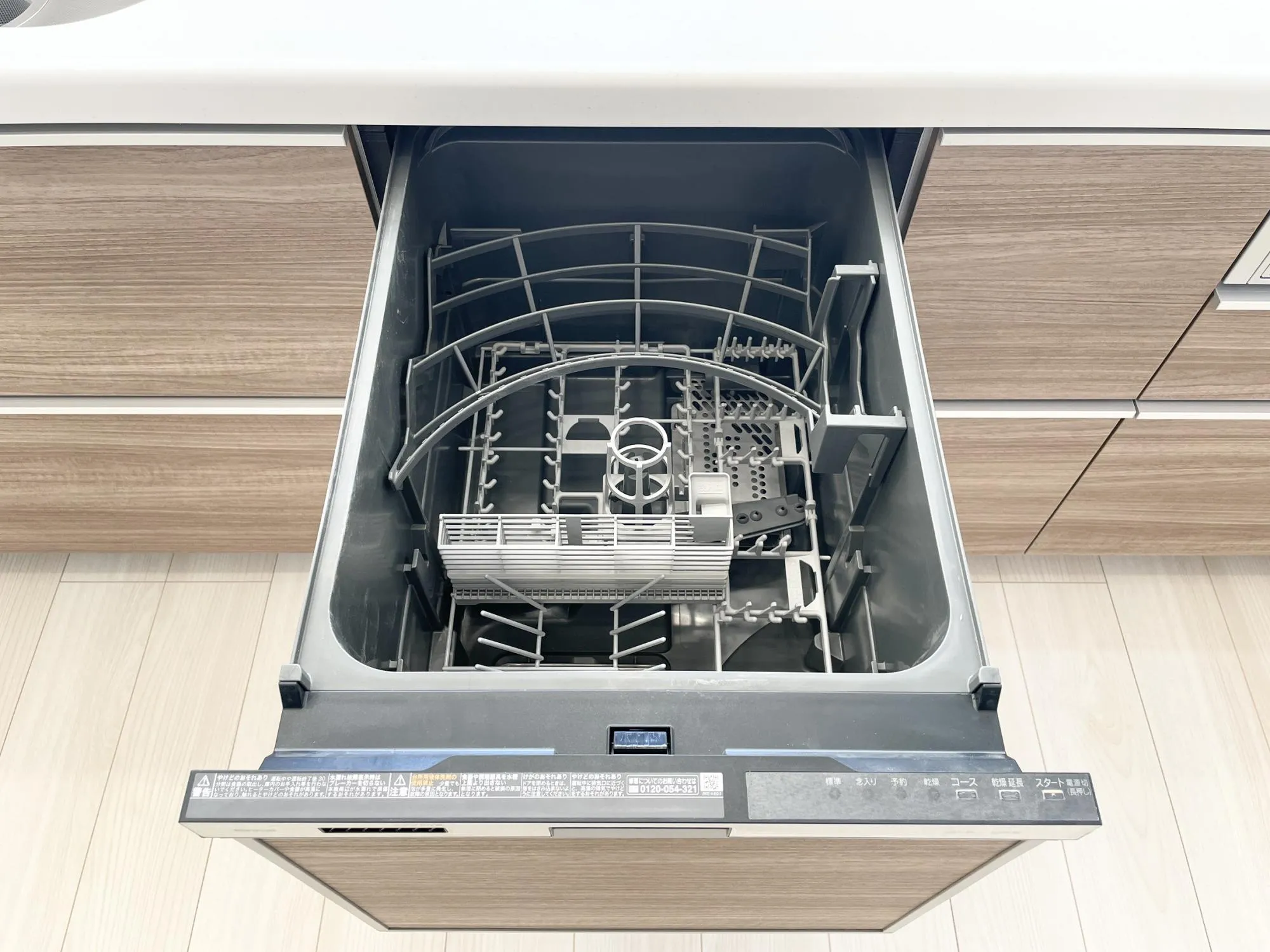 【食洗器】乾燥機能付き食洗器を標準装備◎洗浄から乾燥までワンタッチ!家事負担を軽減し、毎日の時間にゆとりを生み出します。