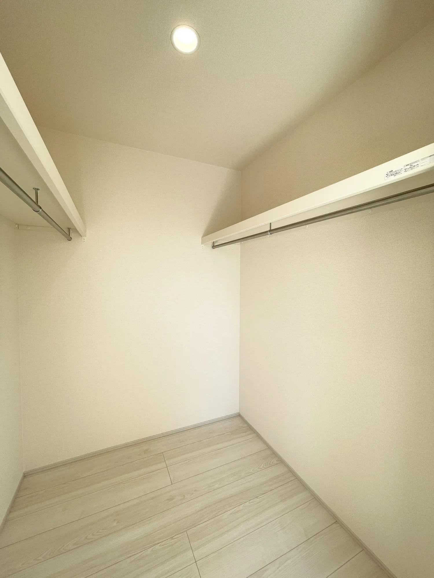 【ウォークインクローゼット】全居室収納を設けることで、デットスペースを減らし居住空間を最大限に活用!家族それぞれの荷物をすっきり収納可能◎