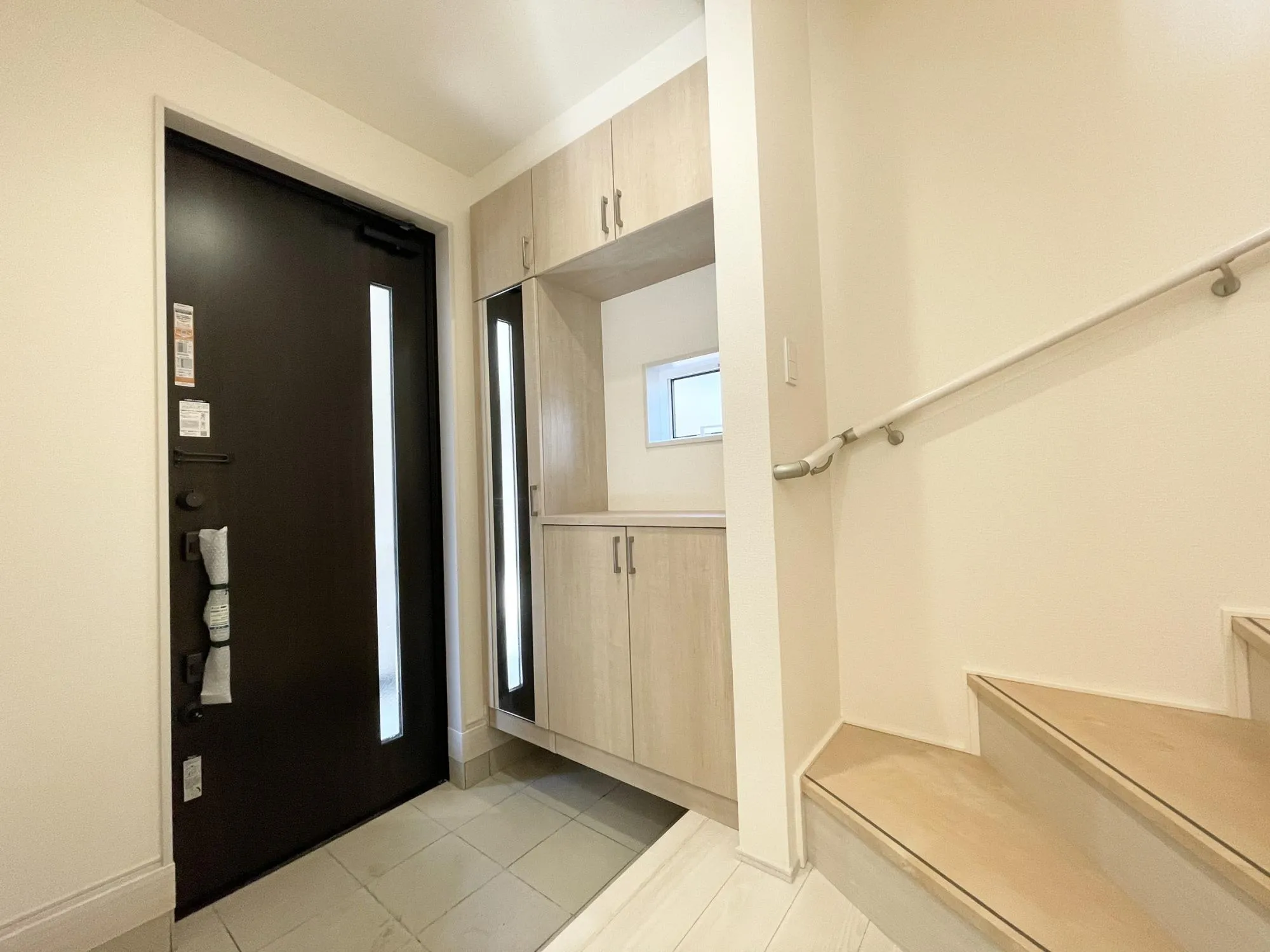 【玄関】ゆとりある広さの玄関です!シューズボックスは、姿見付きのため、外出前の身だしなみチェックが可能◎